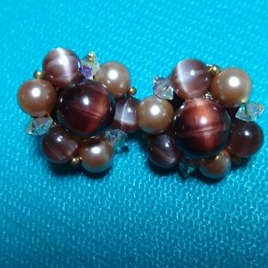 Vintage clip lisner earrings.